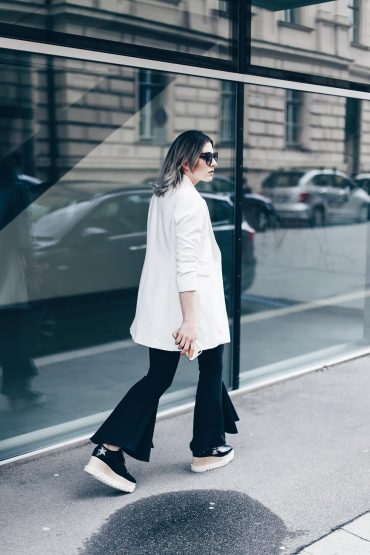 Streetstyle mit Volanthose, Print-Shirt, Bandana und Plateauschuhen. Streetstyle mit Volanthose, Print-Shirt, Bandana und Plateauschuhen.