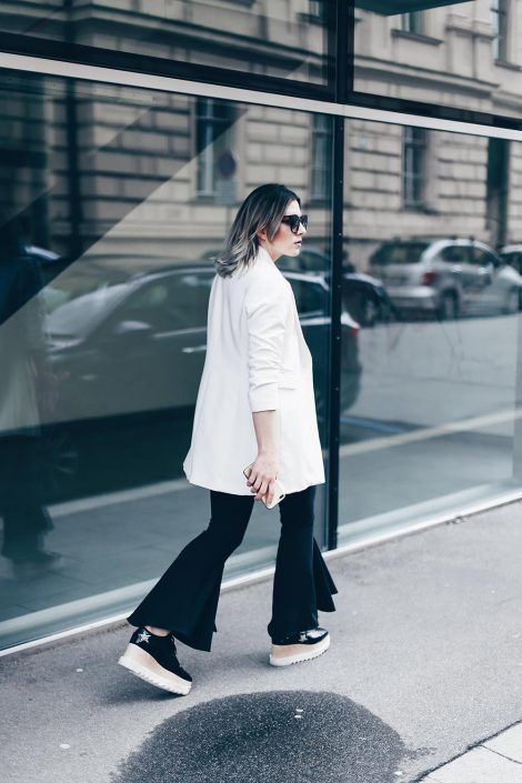 Streetstyle mit Volanthose, Print-Shirt, Bandana und Plateauschuhen. Streetstyle mit Volanthose, Print-Shirt, Bandana und Plateauschuhen.