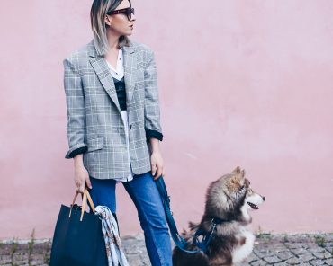 Outfit mit Mom Jeans, Oversize-Blazer, XL Shopper und Hermès Tuch Outfit mit Mom Jeans, Oversize-Blazer, XL Shopper und Hermès Tuch