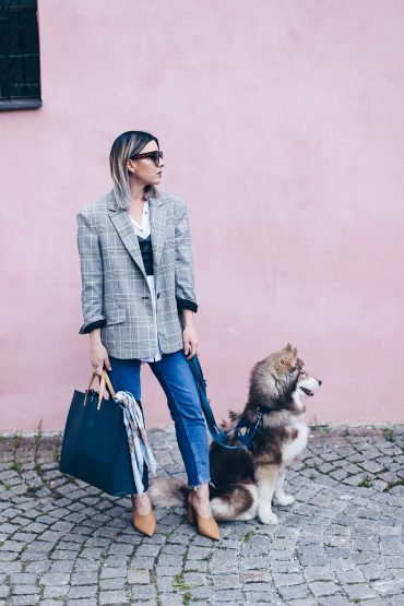 Outfit mit Mom Jeans, Oversize-Blazer, XL Shopper und Hermès Tuch Outfit mit Mom Jeans, Oversize-Blazer, XL Shopper und Hermès Tuch