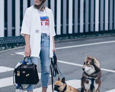 cropped Jeans Outfit mit Print-Shirt, Kaftan und Pumps cropped Jeans Outfit mit Print-Shirt, Kaftan und Pumps
