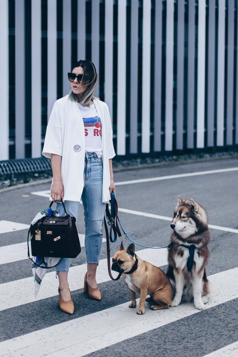 cropped Jeans Outfit mit Print-Shirt, Kaftan und Pumps cropped Jeans Outfit mit Print-Shirt, Kaftan und Pumps