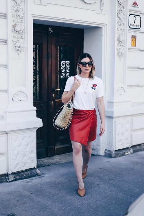 Sommer Outfit mit Lederrock, Basic-Shirt und XL-Korbtasche Sommer Outfit mit Lederrock, Basic-Shirt und XL-Korbtasche