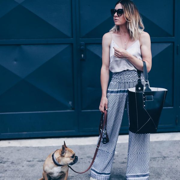 Palazzo Hose kombinieren, Cecilie Copenhagen Keffiyeh Hose, Summer Wardrobe Essentials, Summer Capsule Wardrobe Challenge, Frenchie, Topshop Mules, H&M Satin Top, Mango Shopper, Fashion Blog, Modeblog, Outfit Blog, Streetstyle, www.whoismocca.com