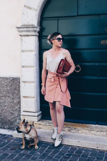 Sommer Outfit mit Jeansrock in Apricot und Chloé Susanna Boots Sommer Outfit mit Jeansrock in Apricot und Chloé Susanna Boots
