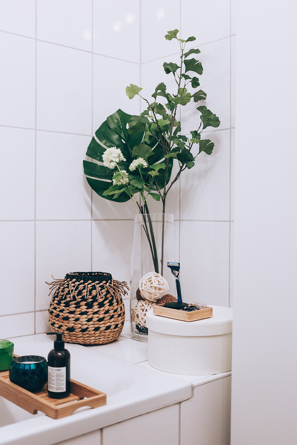 So gut lässt sich ein kleines Badezimmer ohne Fenster modern gestalten, Ikea Badezimmer, Badezimmer Ideen, bathroom ideas, Bad Inspiration, Badezimmer modern einrichtigen, Badezimmer günstig einrichten, Naturmaterialien, Gillette Club Station, Interior Blog, Style Blog, Magazin, Blogazine, www.whoismocca.com