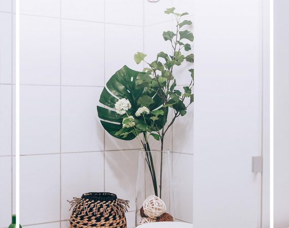So gut lässt sich ein kleines Badezimmer ohne Fenster modern gestalten, Ikea Badezimmer, Badezimmer Ideen, bathroom ideas, Bad Inspiration, Badezimmer modern einrichtigen, Badezimmer günstig einrichten, Naturmaterialien, Gillette Club Station, Interior Blog, Style Blog, Magazin, Blogazine, www.whoismocca.com