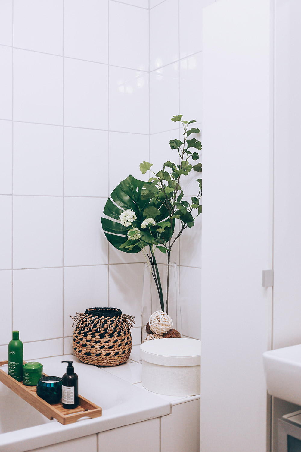 So gut lässt sich ein kleines Badezimmer ohne Fenster modern gestalten, Ikea Badezimmer, Badezimmer Ideen, bathroom ideas, Bad Inspiration, Badezimmer modern einrichtigen, Badezimmer günstig einrichten, Naturmaterialien, Gillette Club Station, Interior Blog, Style Blog, Magazin, Blogazine, www.whoismocca.com