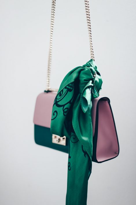 Seidentücher reinigen – Das sollte man bei Hermès und Co. beachten! Seidentücher reinigen – Das sollte man bei Hermès und Co. beachten!