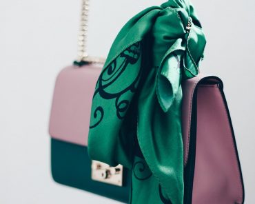 Seidentücher reinigen – Das sollte man bei Hermès und Co. beachten! Seidentücher reinigen – Das sollte man bei Hermès und Co. beachten!