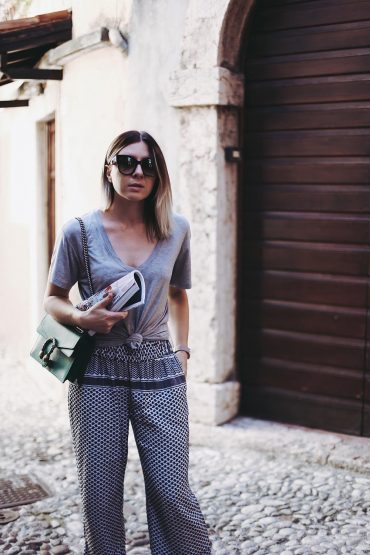 Outfit mit Palazzo Hose, Basic-Shirt und Gucci Dionysus Tasche Outfit mit Palazzo Hose, Basic-Shirt und Gucci Dionysus Tasche