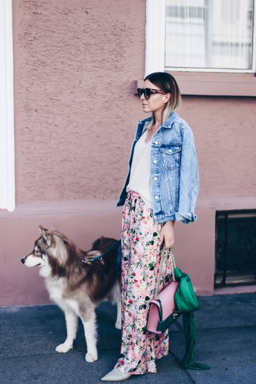 Spätsommer Outfit mit Maxirock und bestickter Jeansjacke Spätsommer Outfit mit Maxirock und bestickter Jeansjacke