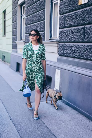 In the Mix: grünes Ganni Wickelkleid und hellblaue Beuteltasche In the Mix: grünes Ganni Wickelkleid und hellblaue Beuteltasche