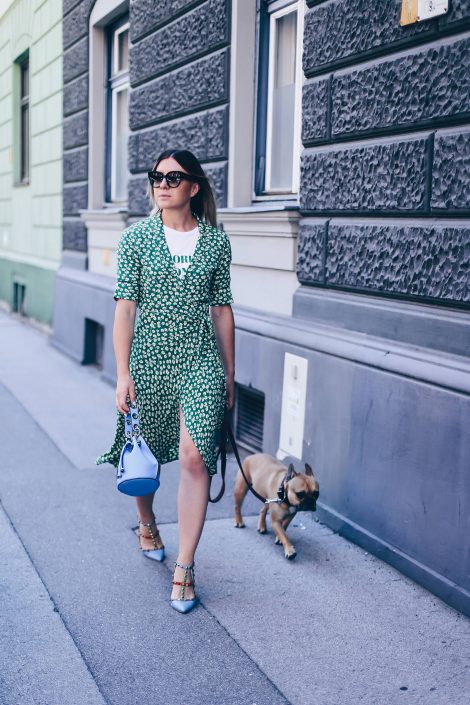 In the Mix: grünes Ganni Wickelkleid und hellblaue Beuteltasche In the Mix: grünes Ganni Wickelkleid und hellblaue Beuteltasche