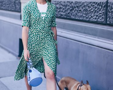 In the Mix: grünes Ganni Wickelkleid und hellblaue Beuteltasche In the Mix: grünes Ganni Wickelkleid und hellblaue Beuteltasche