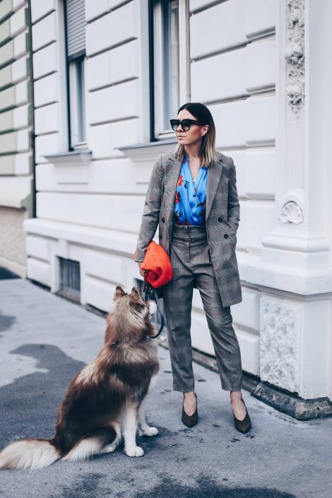 Das elegante Mustermix Outfit mit Hosenanzug und Blusenbody Das elegante Mustermix Outfit mit Hosenanzug und Blusenbody