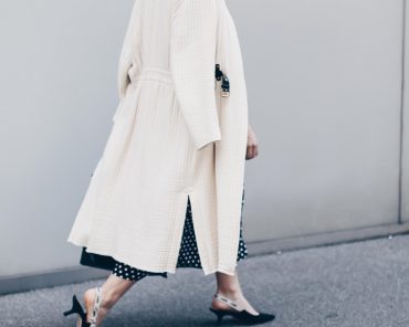 Office Outfit: Business Casual mit Polka Dots Kleid und Kitten Heels Office Outfit: Business Casual mit Polka Dots Kleid und Kitten Heels