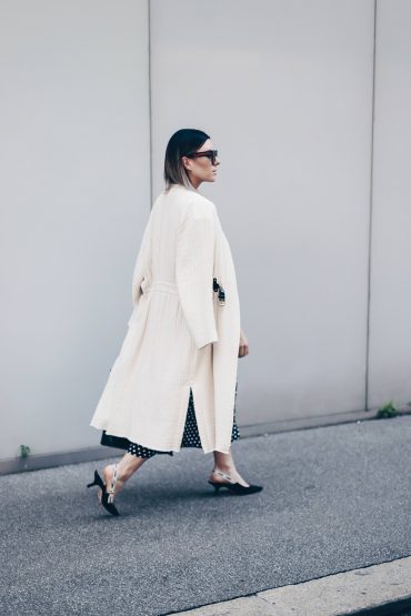 Office Outfit: Business Casual mit Polka Dots Kleid und Kitten Heels Office Outfit: Business Casual mit Polka Dots Kleid und Kitten Heels