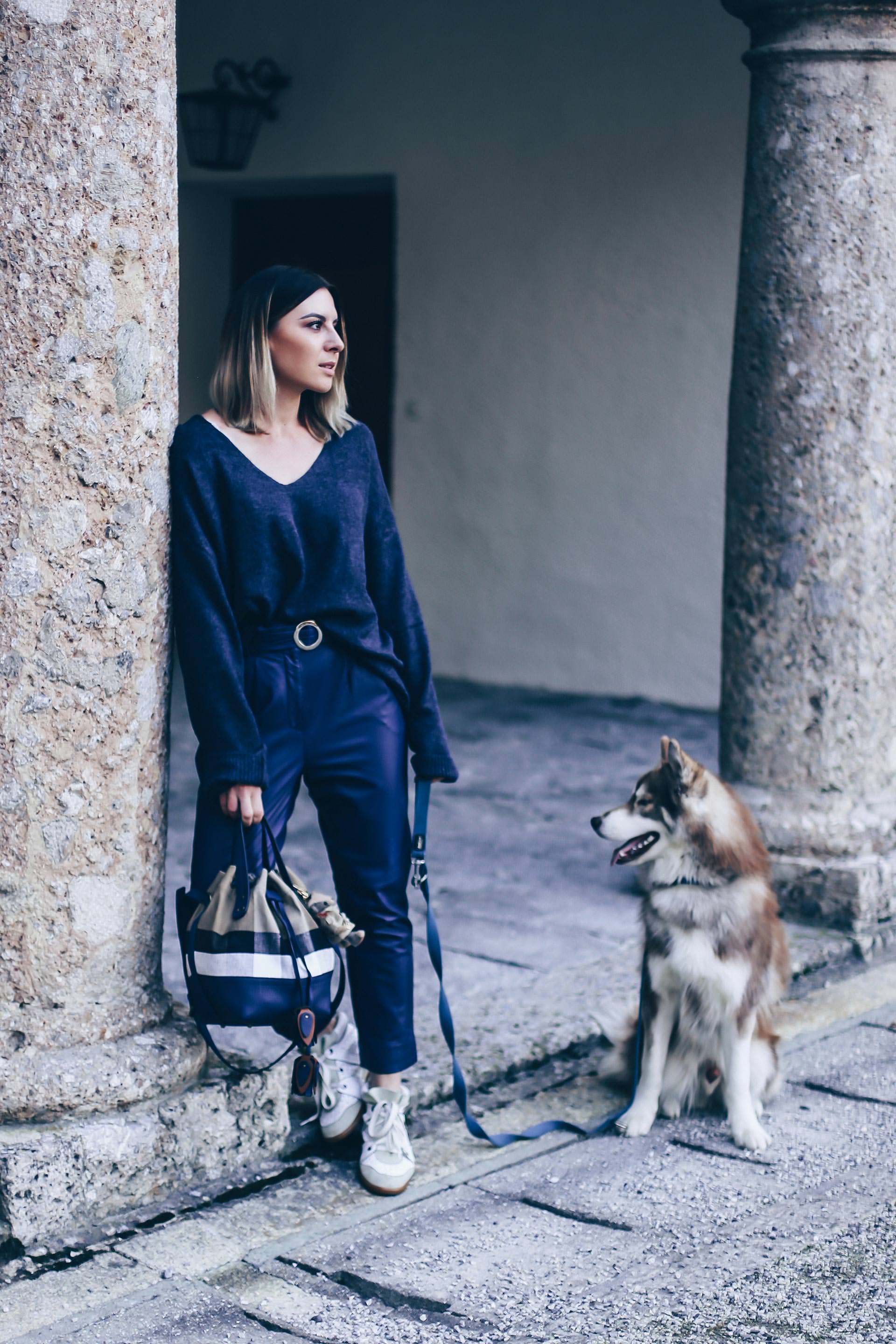 Dunkelblau kombinieren, Casual Chic Styling mit Isabel Marant Bobby Sneaker Wedges, oversize Strickpullover und Burberry Beuteltasche, Herbst Outfit, Herbst Trends 2017, Fashion Blog, Modeblog, Outfit of the Day, www.whoismocca.com