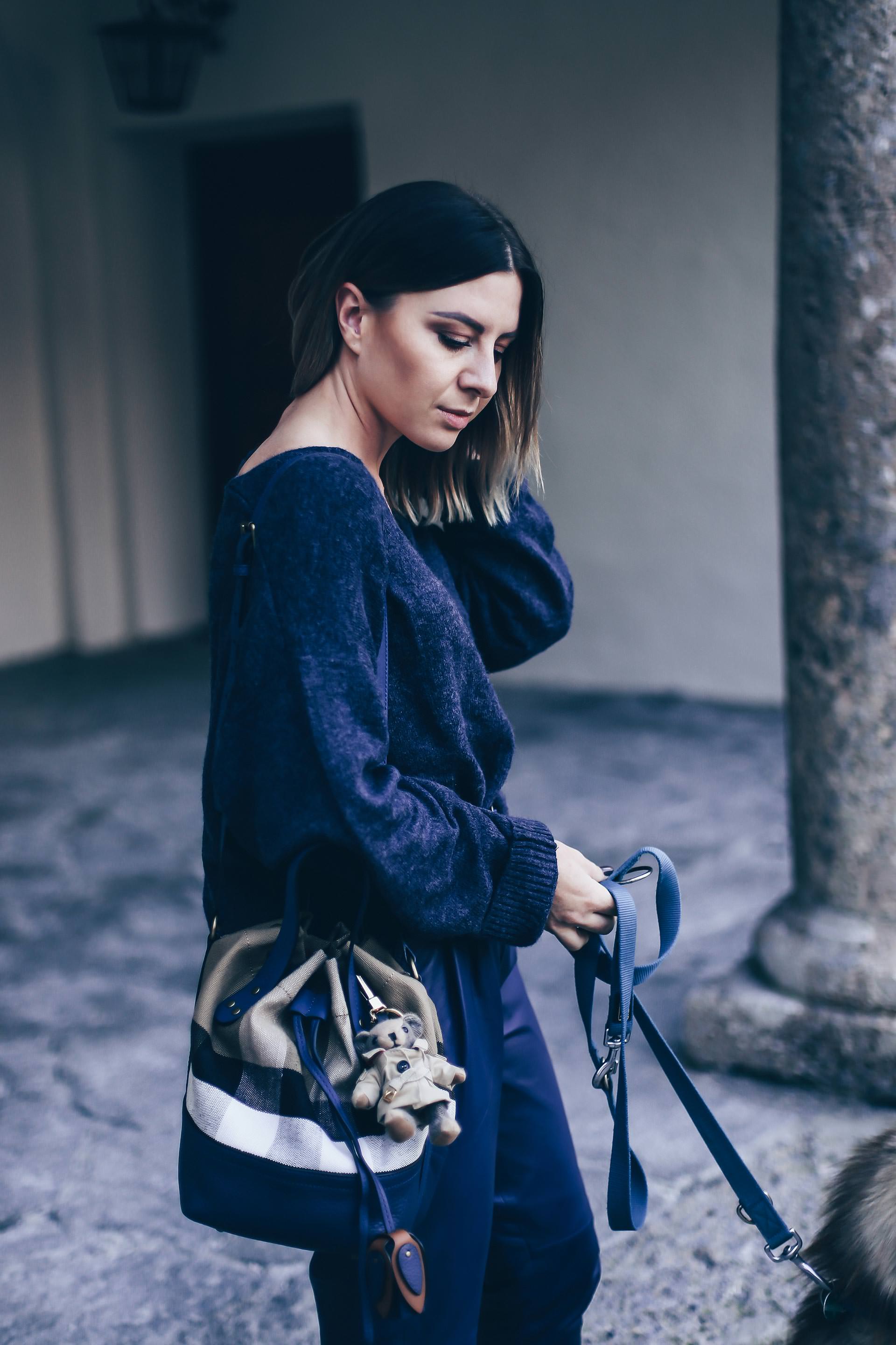 Dunkelblau kombinieren, Casual Chic Styling mit Isabel Marant Bobby Sneaker Wedges, oversize Strickpullover und Burberry Beuteltasche, Herbst Outfit, Herbst Trends 2017, Fashion Blog, Modeblog, Outfit of the Day, www.whoismocca.com