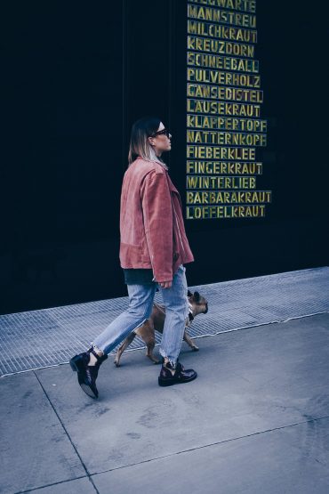 Balenciaga Boots Outfit mit Levi’s 501 CT Jeans und rosa Oversize-Lederjacke Balenciaga Boots Outfit mit Levi’s 501 CT Jeans und rosa Oversize-Lederjacke