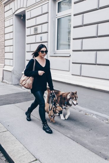 Casual: Mein All Black Outfit mit Biker Boots und Lederhose Casual: Mein All Black Outfit mit Biker Boots und Lederhose