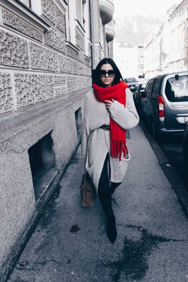 Casual-Chic Outfit mit Lederhose, Sock Boots und Oversize Cardigan Casual-Chic Outfit mit Lederhose, Sock Boots und Oversize Cardigan
