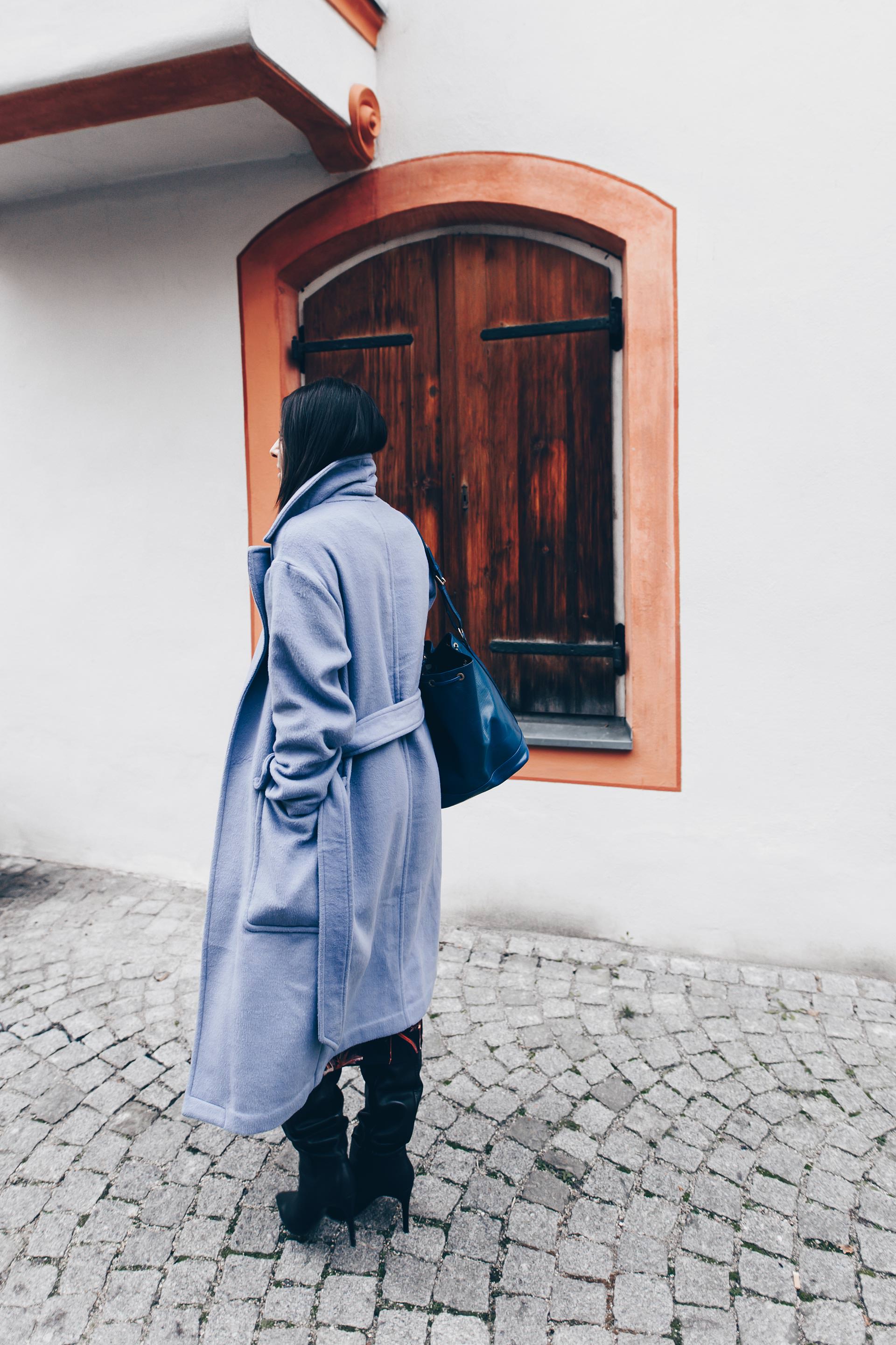 Overknee Stiefel Outfit Mit Wickelkleid Und Hellblauem Mantel Life Und Style Blog Aus Osterreich