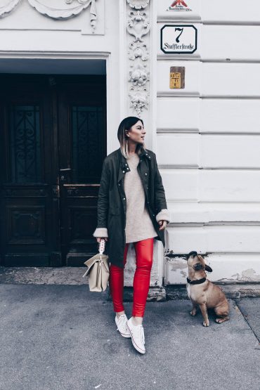 Basic Casual: Outfit mit roter Lederhose und Converse Basic Casual: Outfit mit roter Lederhose und Converse
