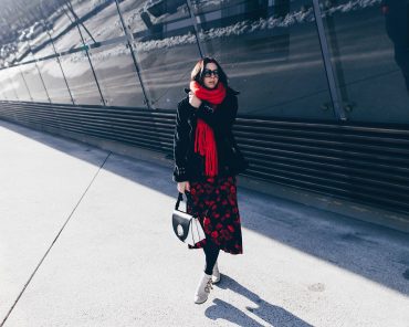 Winter Outfit mit Kleid, Shearling-Bikerjacke und Chloé Susanna Boots Winter Outfit mit Kleid, Shearling-Bikerjacke und Chloé Susanna Boots