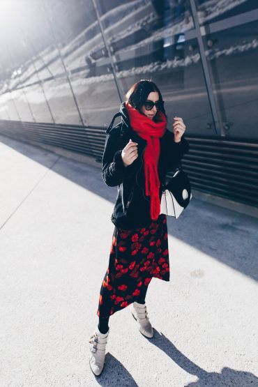 Winter Outfit mit Kleid, Shearling-Bikerjacke und Chloé Susanna Boots Winter Outfit mit Kleid, Shearling-Bikerjacke und Chloé Susanna Boots