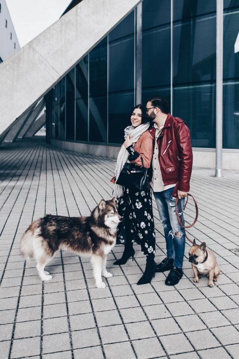 Unser Pärchen Outfit mit Lederjacken, Denim und Midikleid Unser Pärchen Outfit mit Lederjacken, Denim und Midikleid