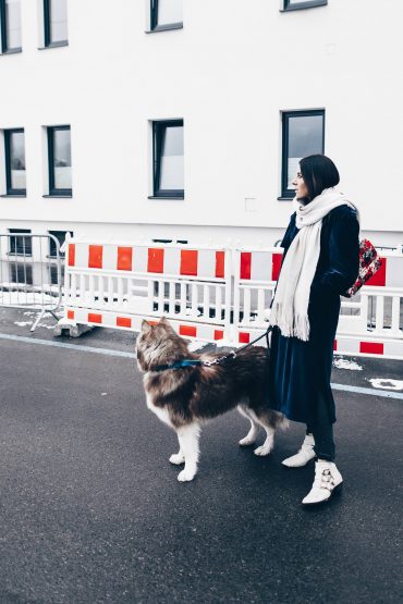 Winter Outfit mit Samt-Mantel, Tweed Tasche und Nieten-Boots Winter Outfit mit Samt-Mantel, Tweed Tasche und Nieten-Boots