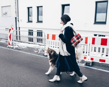 Winter Outfit mit Samt-Mantel, Tweed Tasche und Nieten-Boots Winter Outfit mit Samt-Mantel, Tweed Tasche und Nieten-Boots