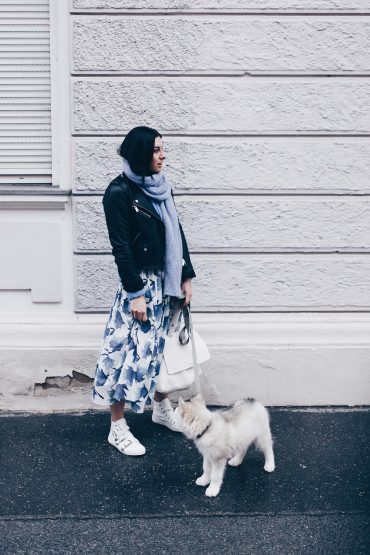 Frühlingsoutfit mit Rock, Lederjacke und Statement-Sneakers von Chloé Frühlingsoutfit mit Rock, Lederjacke und Statement-Sneakers von Chloé