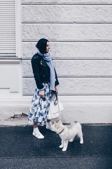 Frühlingsoutfit mit Rock, Lederjacke und Statement-Sneakers von Chloé Frühlingsoutfit mit Rock, Lederjacke und Statement-Sneakers von Chloé