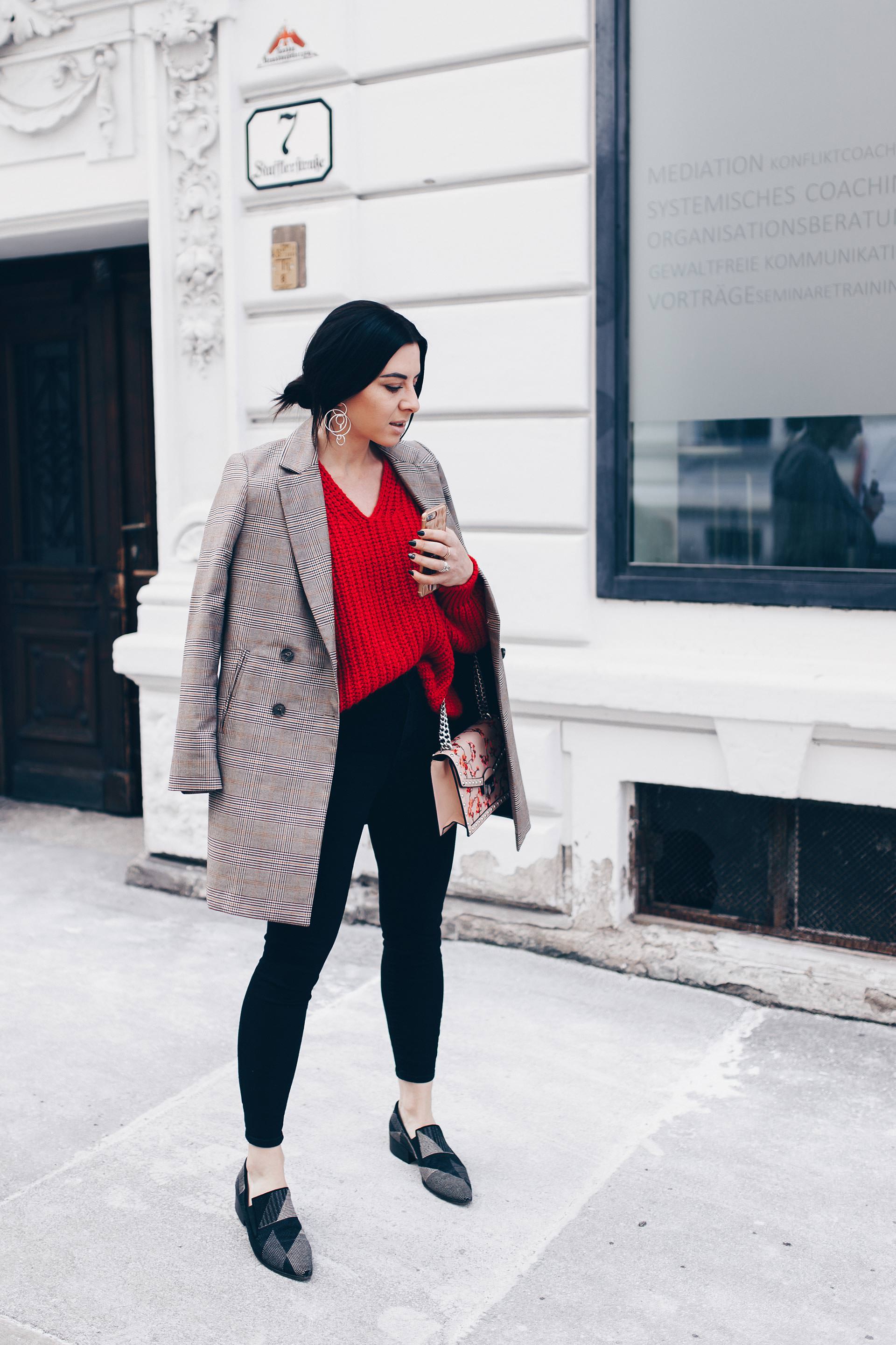 Casual Chic Outfit mit Strickpullover und Karo Blazer, Glencheck Blazer kombinieren, Frühlingsoutfit mit Skinny Jeans und Pullover, Modetrends 2018, Fashion Blogger, Streetstyle, www.whoismocca.com