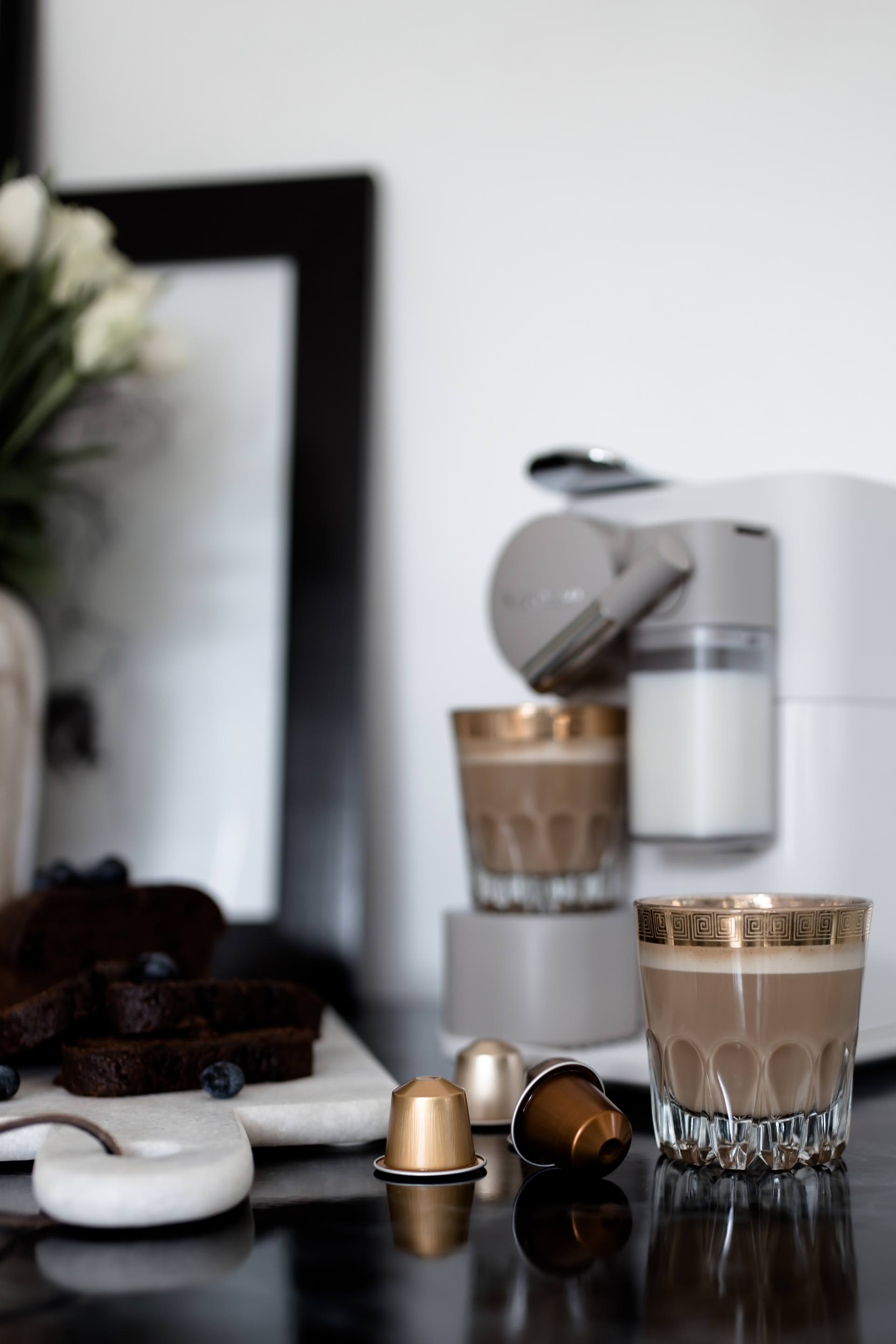Anzeige, Gründe für eine entspannte Kaffeepause, darum sollte man Kaffeepausen einlegen, Kaffeerezept mit Nougat-Creme, Lattissima One Erfahrungsbericht, Gewinnspiel, De'Longhi Kaffeemaschine mit Kapseln im Test, Lifestyle Blogazine, Food Blogger, www.whoismocca.com