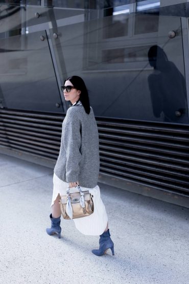 Mein Slouch Boots Outfit mit Midikleid und Oversize-Pullover Mein Slouch Boots Outfit mit Midikleid und Oversize-Pullover