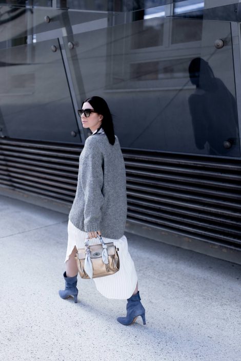 Mein Slouch Boots Outfit mit Midikleid und Oversize-Pullover Mein Slouch Boots Outfit mit Midikleid und Oversize-Pullover