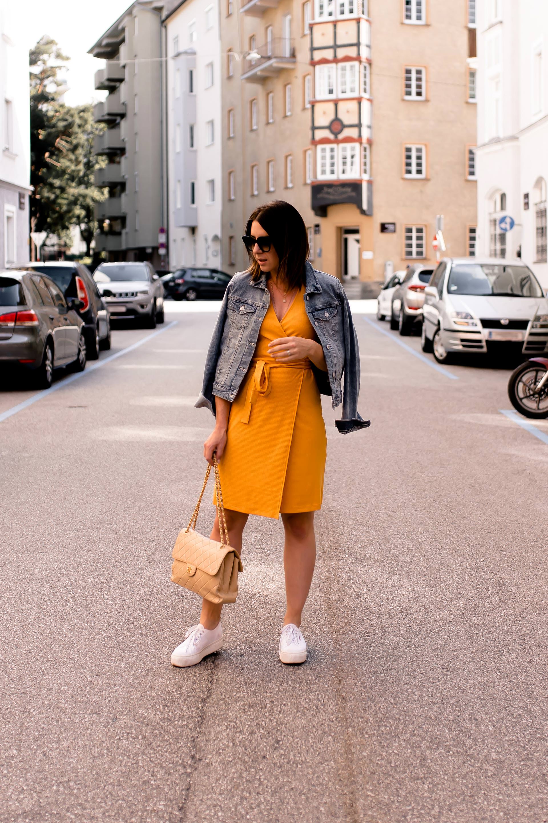 enthält unbeauftragte Werbung, gelbes Kleid kombinieren, Outfit Ideen Sommer, lässige Outfits Sommer, Sommer Outfit kombinieren, Outfit mit Kleid und Jeansjacke, Kleid und Sneakers stylen, Modeblogger, www.whoismocca.com #sommermode #kleid #outfit #frauen #styling #fashion