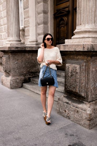 Styling-Idee: Kurzer Wickelrock mit Strickshirt und Plateau-Sandalen! Styling-Idee: Kurzer Wickelrock mit Strickshirt und Plateau-Sandalen!