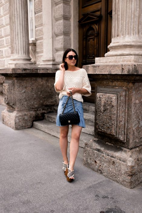 Styling-Idee: Kurzer Wickelrock mit Strickshirt und Plateau-Sandalen! Styling-Idee: Kurzer Wickelrock mit Strickshirt und Plateau-Sandalen!