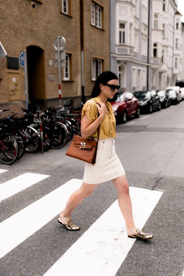 Outfit mit Minirock, gelber Bluse und Slipper im Metallic-Look! Outfit mit Minirock, gelber Bluse und Slipper im Metallic-Look!