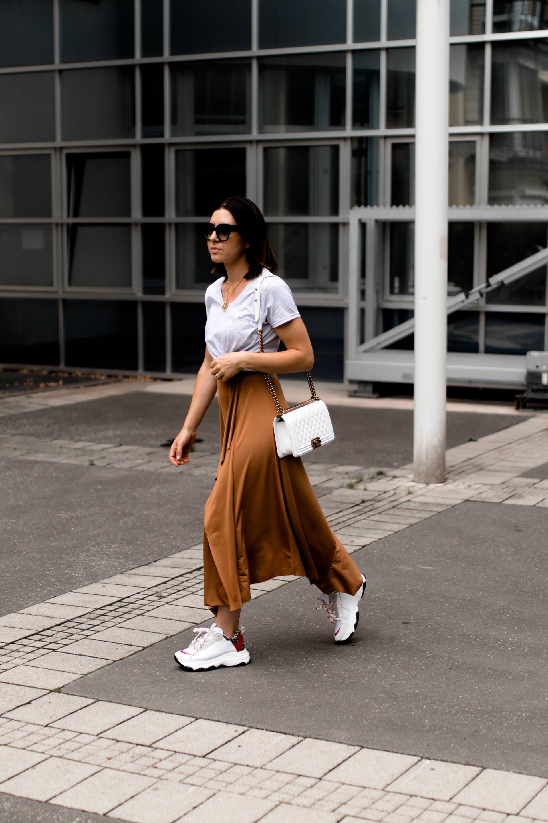 enthält unbeauftragte Werbung, Chunky Sneakers Trend, Dad Sneakers stylen, Ugly Trainers kombinieren, Sommer Outfit mit Midirock, Alltagsoutfit mit Rock und Sneakers, Chanel Boy Tasche, Streetstyle, Modeblogger, www.whoismocca.com #chunky #sneakers #sommermode #ootd #modetrends #chanel