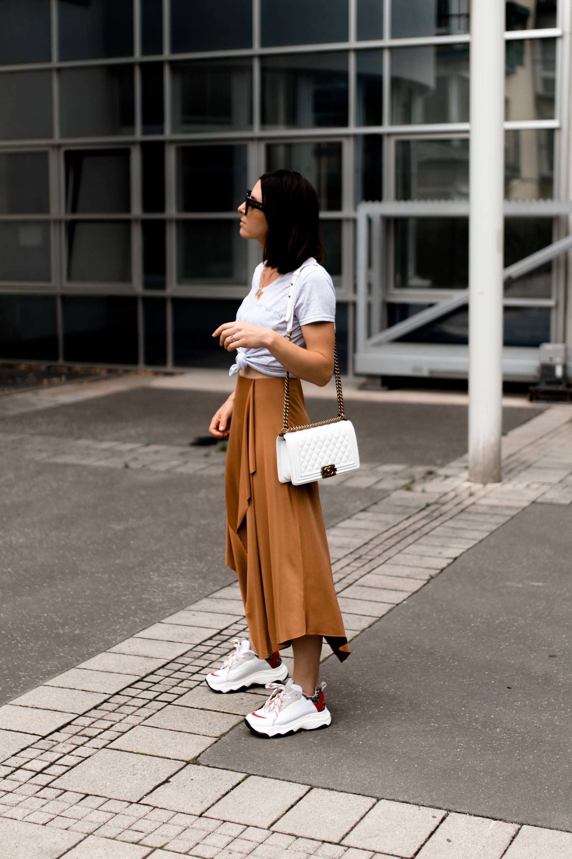 enthält unbeauftragte Werbung, Chunky Sneakers Trend, Dad Sneakers stylen, Ugly Trainers kombinieren, Sommer Outfit mit Midirock, Alltagsoutfit mit Rock und Sneakers, Chanel Boy Tasche, Streetstyle, Modeblogger, www.whoismocca.com #chunky #sneakers #sommermode #ootd #modetrends #chanel