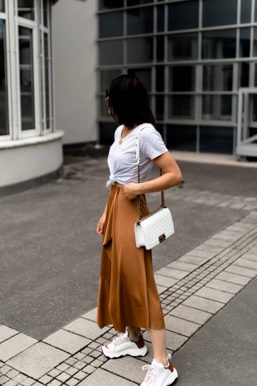 Der Chunky Sneakers Trend: Mein Sommer Outfit mit Midirock und Basic-Shirt! Der Chunky Sneakers Trend: Mein Sommer Outfit mit Midirock und Basic-Shirt!