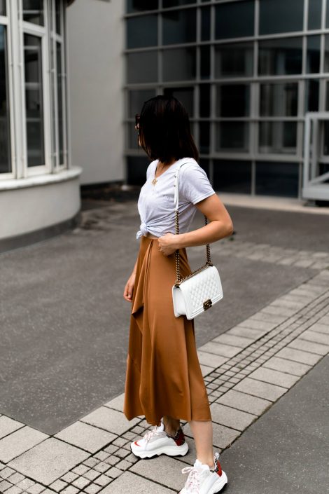 Der Chunky Sneakers Trend: Mein Sommer Outfit mit Midirock und Basic-Shirt! Der Chunky Sneakers Trend: Mein Sommer Outfit mit Midirock und Basic-Shirt!