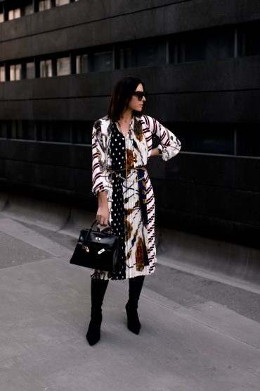 Der Scarf-Print Trend: Styling-Tipps für den Alltag + Outfit-Idee Der Scarf-Print Trend: Styling-Tipps für den Alltag + Outfit-Idee
