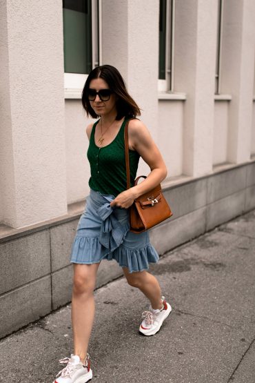 Sportlich und schick: Mein Sommer Outfit mit Rock und Chunky Sneakers! Sportlich und schick: Mein Sommer Outfit mit Rock und Chunky Sneakers!